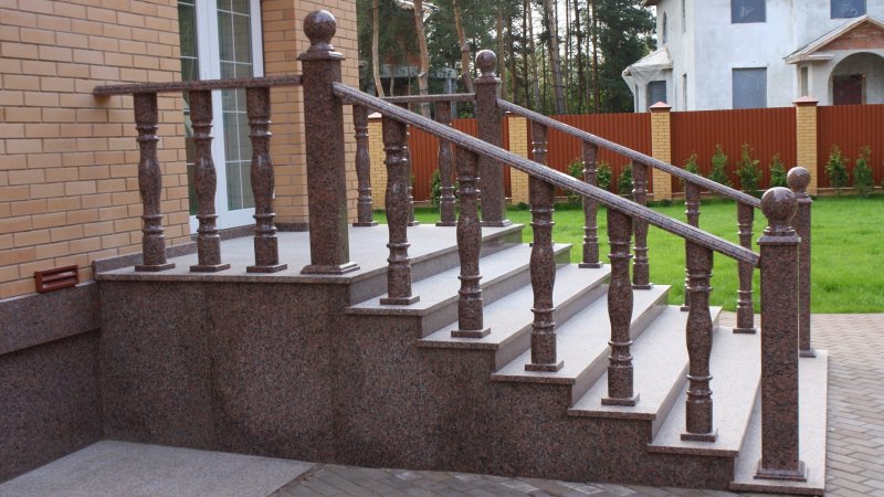 Гранитные балясины