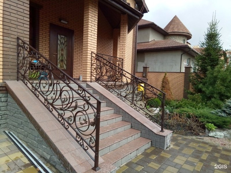 Кованые перила для крыльца частного дома