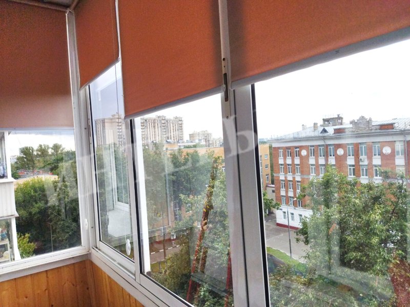 Жалюзи на балкон с раздвижными окнами