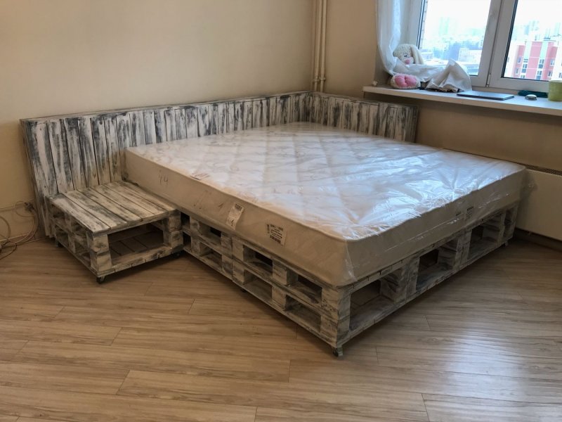 Кровати из поддонов