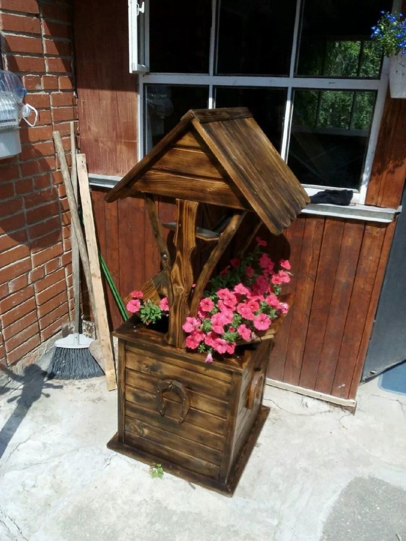 Декоративный колодец для сада из дерева