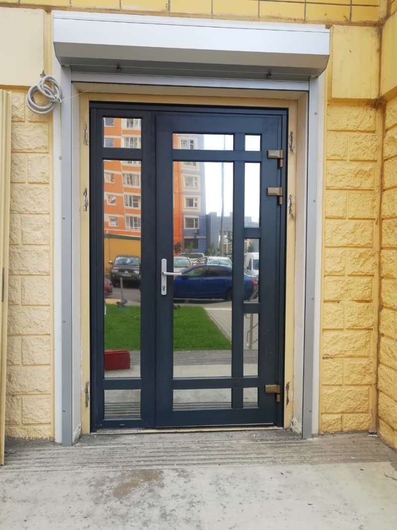 Металлопластиковые входные двери рехау