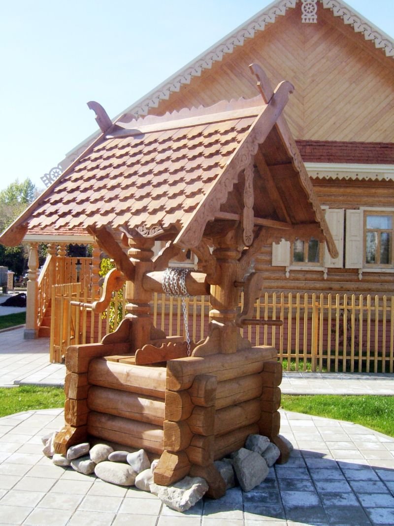 Деревянный домик для колодца