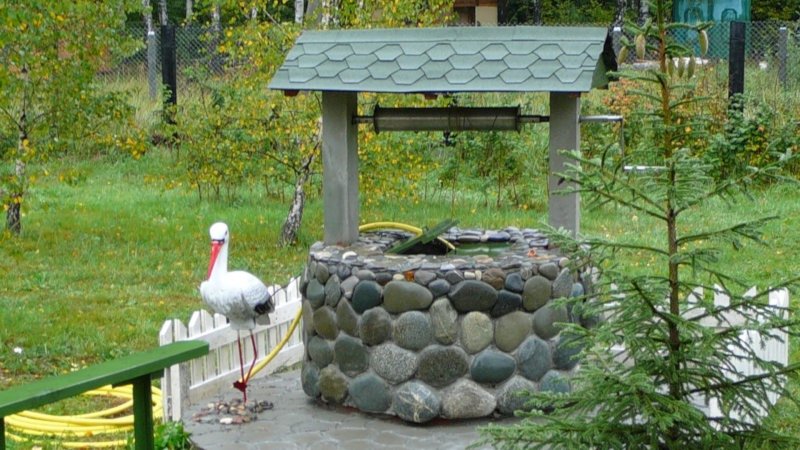 Украшение колодца на даче