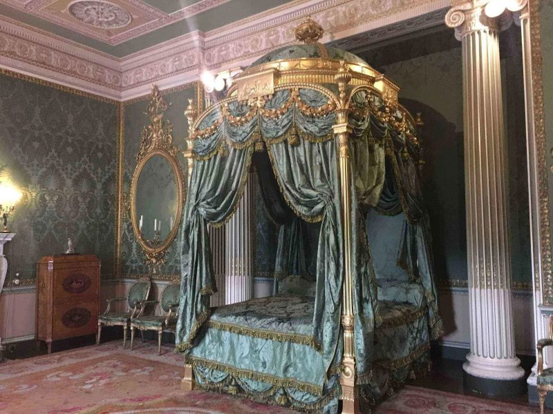 Королевская спальня