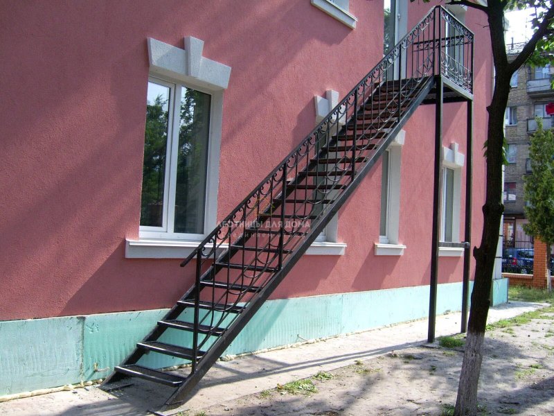 Наружная металлическая лестница