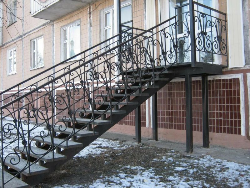 Наружная металлическая лестница
