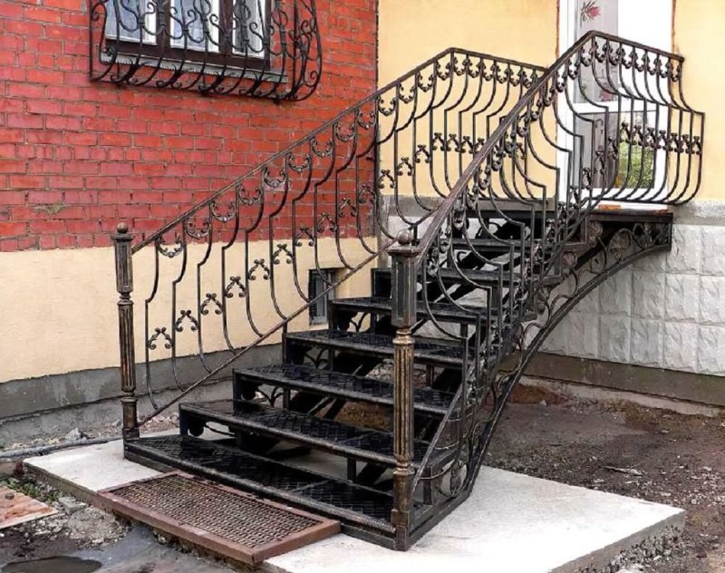 Лестница входная металлическая