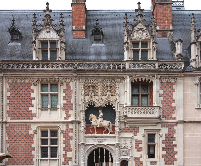 Equestrian statue of louis xii