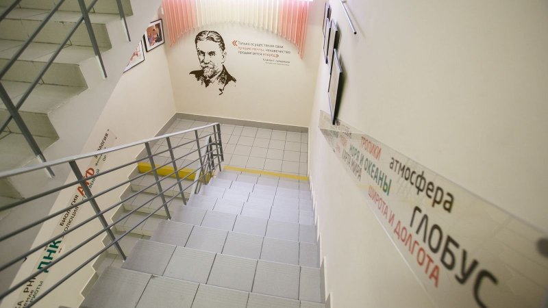 Оформление лестничных пролетов в школе