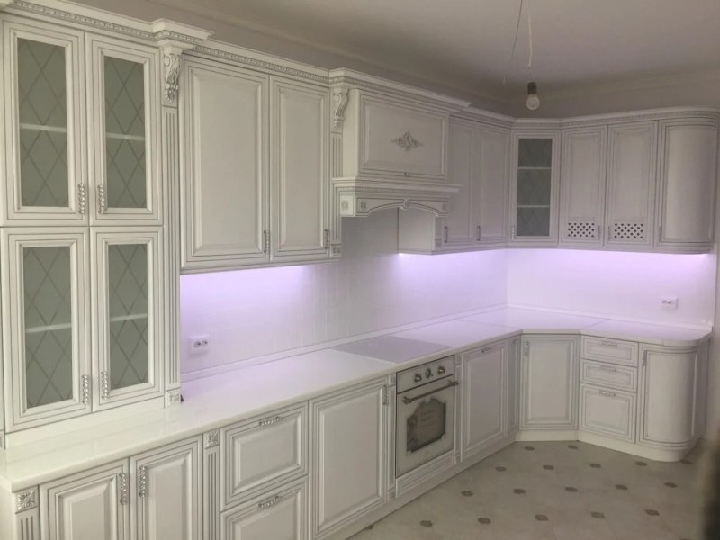 Кухня в классическом стиле белая