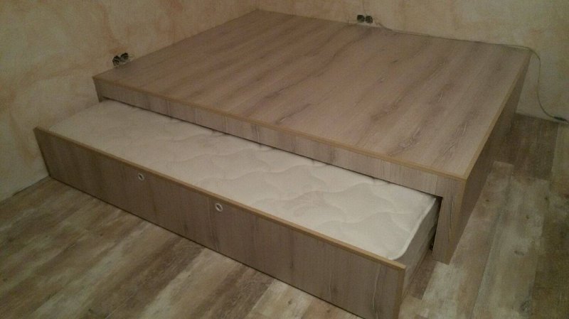 Выдвижная кровать из подиума