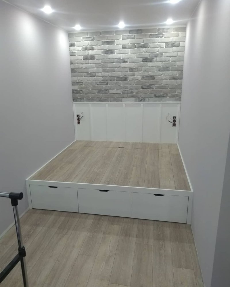 Кровать на подиуме с ящиками