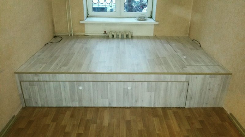 Выдвижная кровать из подиума
