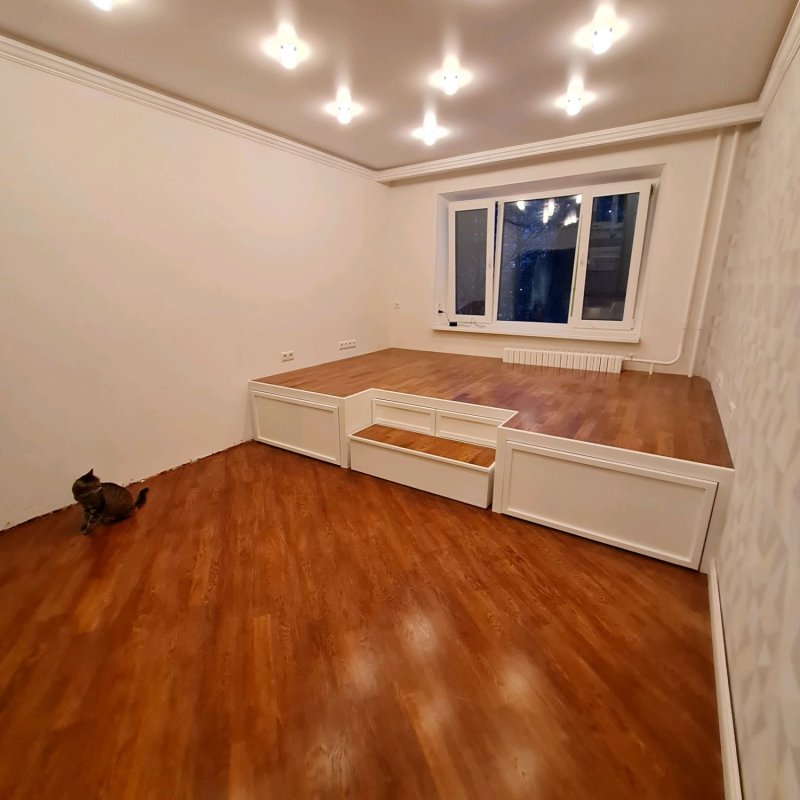 Кровать на подиуме с ящиками
