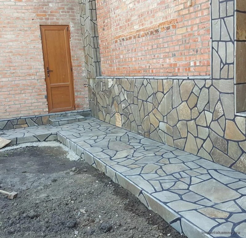 Отделка цоколя камнем