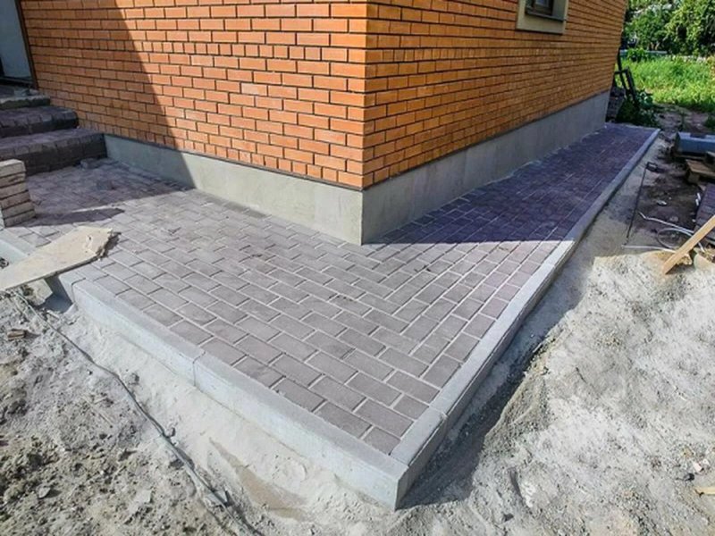Отмостка вокруг дома из тротуарной плитки