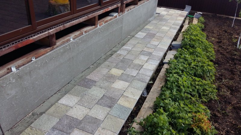 Отмостка вокруг дома своими руками из тротуарной плитки