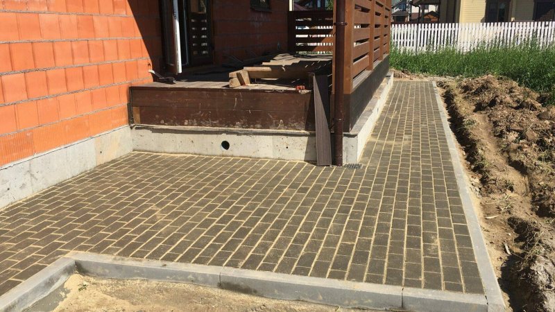 Отмостка вокруг дома из тротуарной плитки