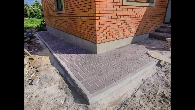 Отмостка вокруг дома из тротуарной плитки