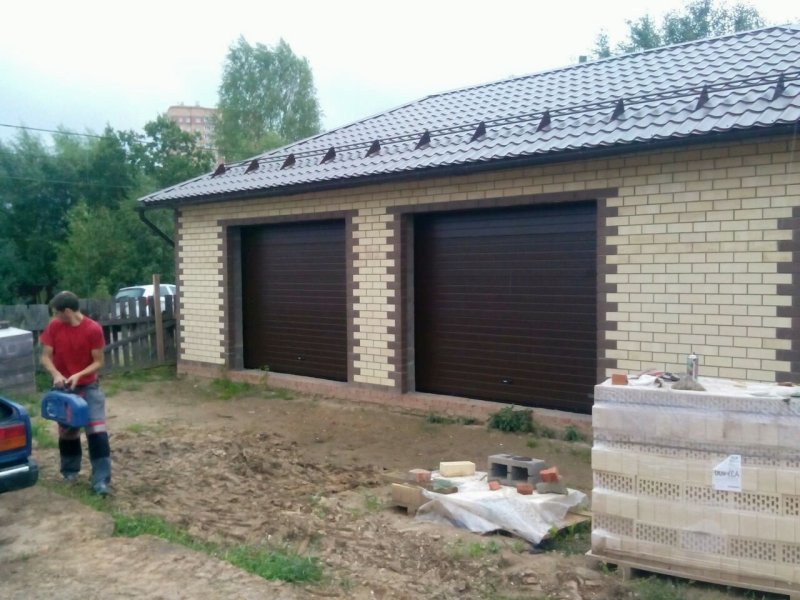 Гаражные секционные ворота алютех