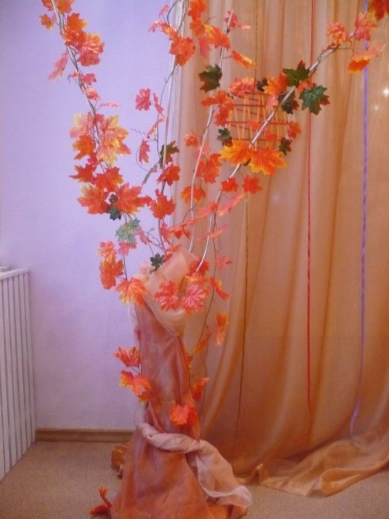 Гирлянда из кленовых листьев