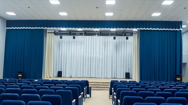 Шторы для сцены актового зала