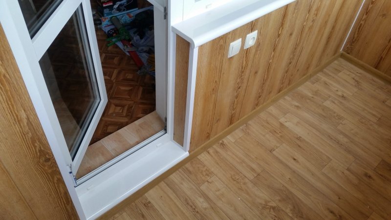Порожек на балкон из ламината