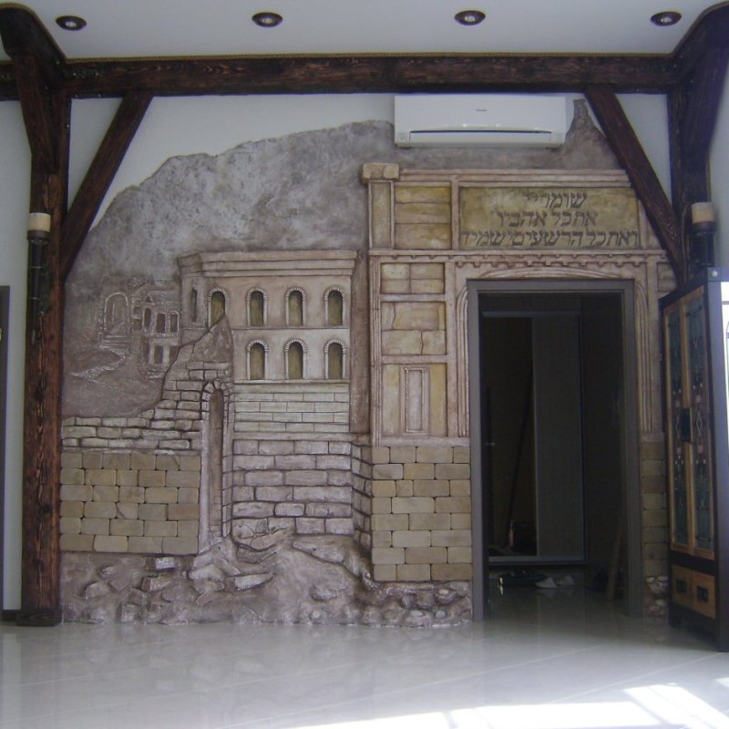 Барельефы в старинном замке