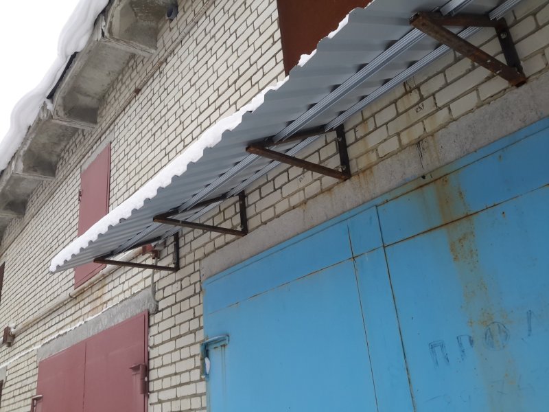 Козырек над гаражными воротами