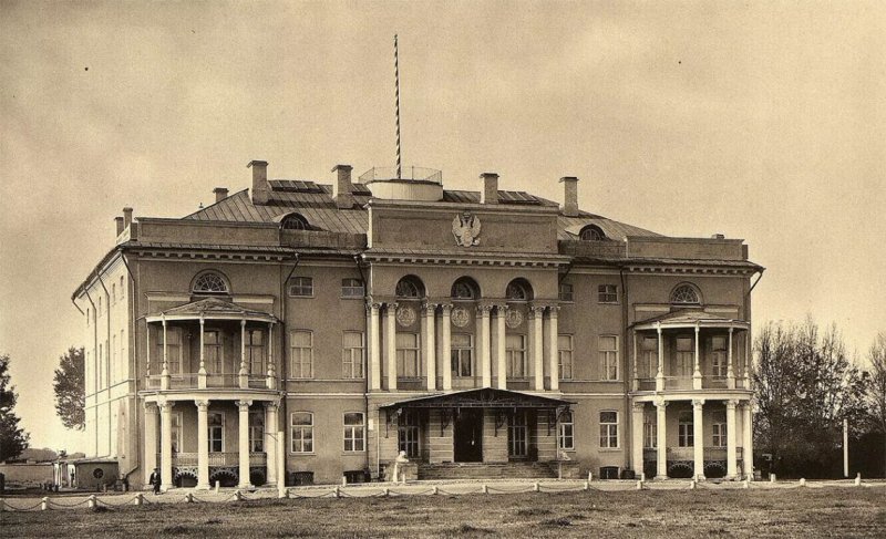 Александринский дворец в нескучном саду