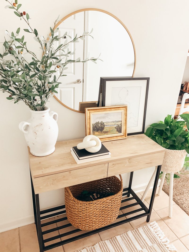 Entryway table decor