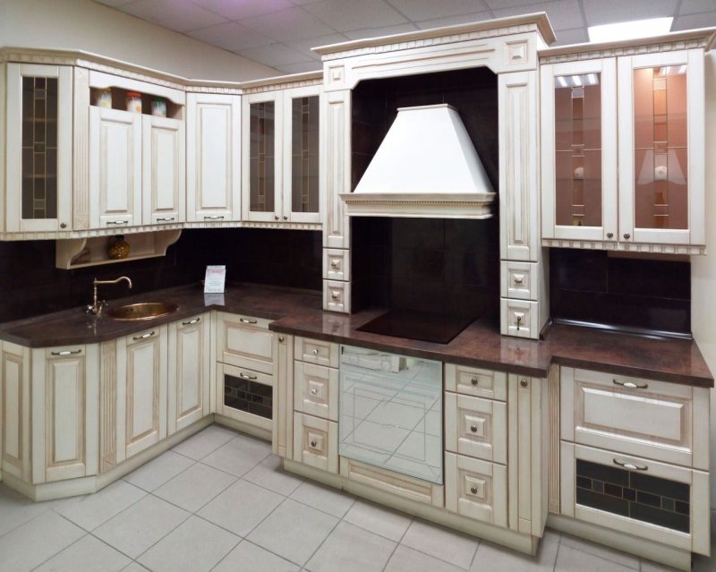 Кухня классика светлая с патиной