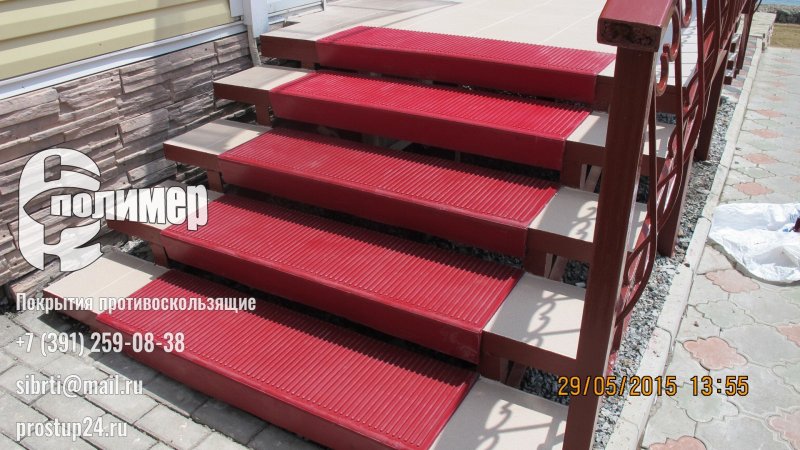 Противоскользящее покрытие на ступени крыльца