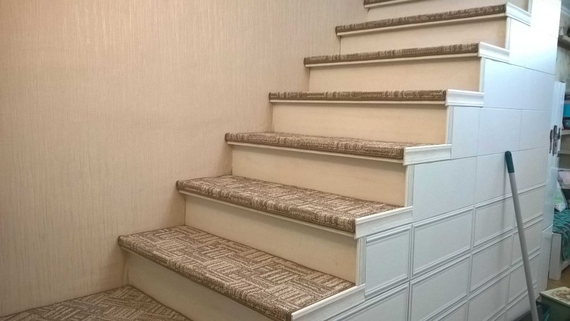 Отделка лестницы ковролином