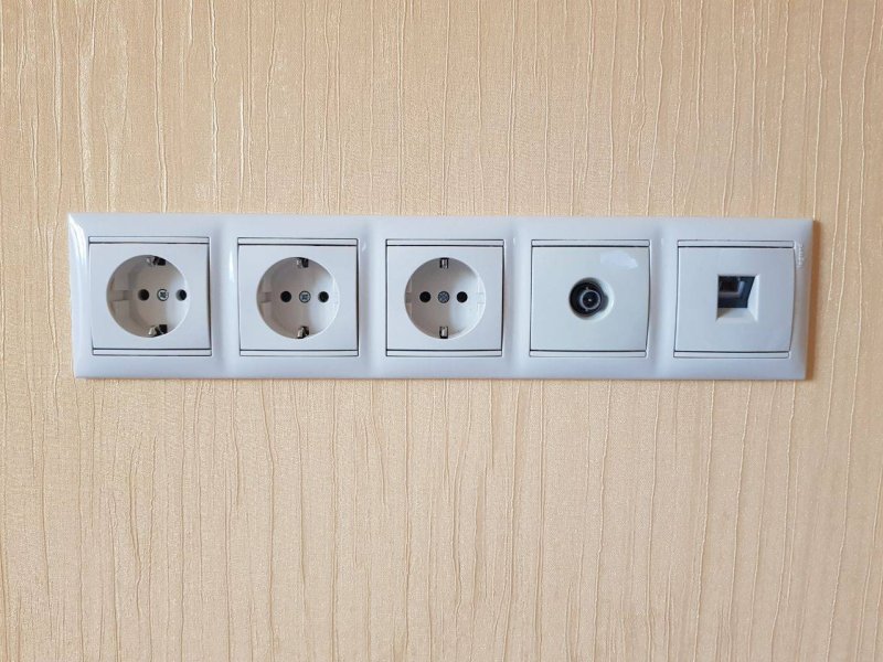 Блок розеток в стену