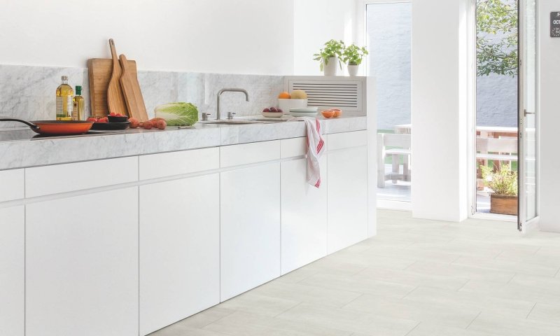 Плитка пвх quickstep бетон светлый коллекция ambient glue plus amgp40049