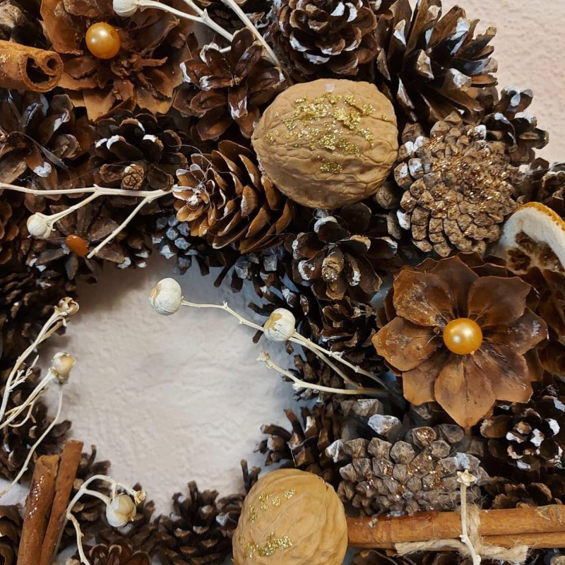 Новогодние венки из шишек