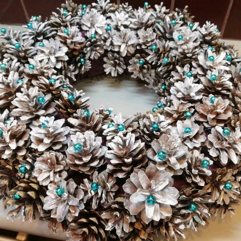 Новогодние венки из шишек