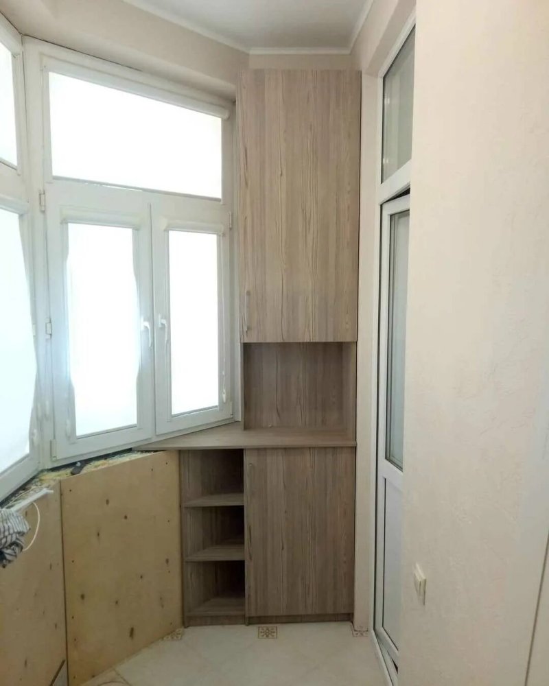 Угловой шкаф на балкон