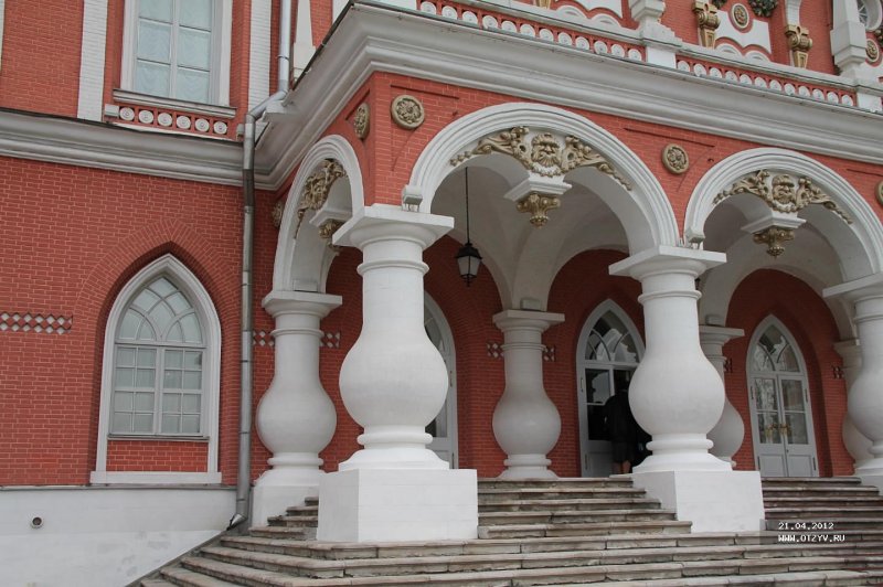 Петровский путевой дворец в москве архитектура