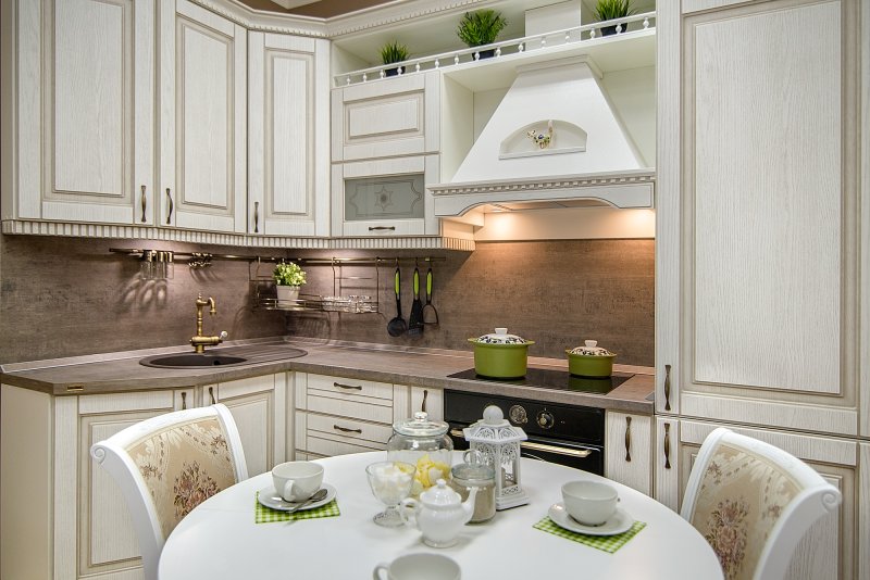 Угловая кухня в классическом стиле