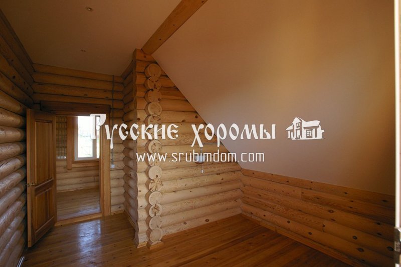 Потолок в доме из сруба