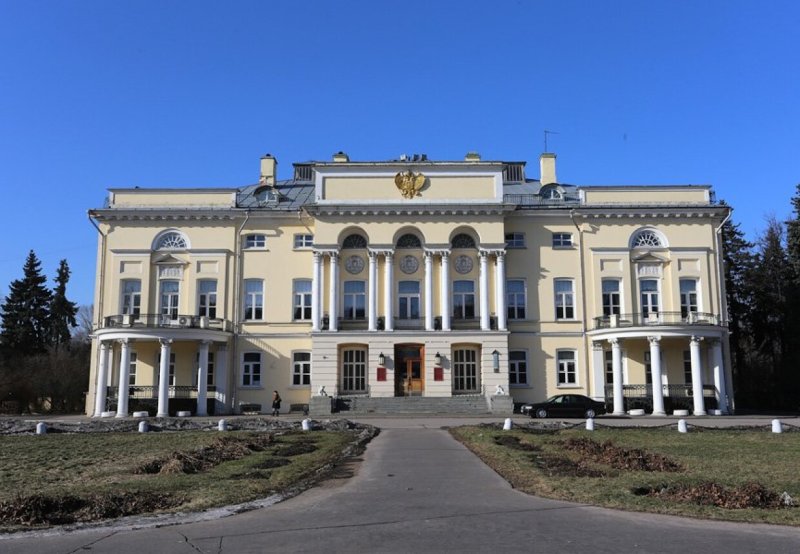 Александринский дворец в нескучном саду