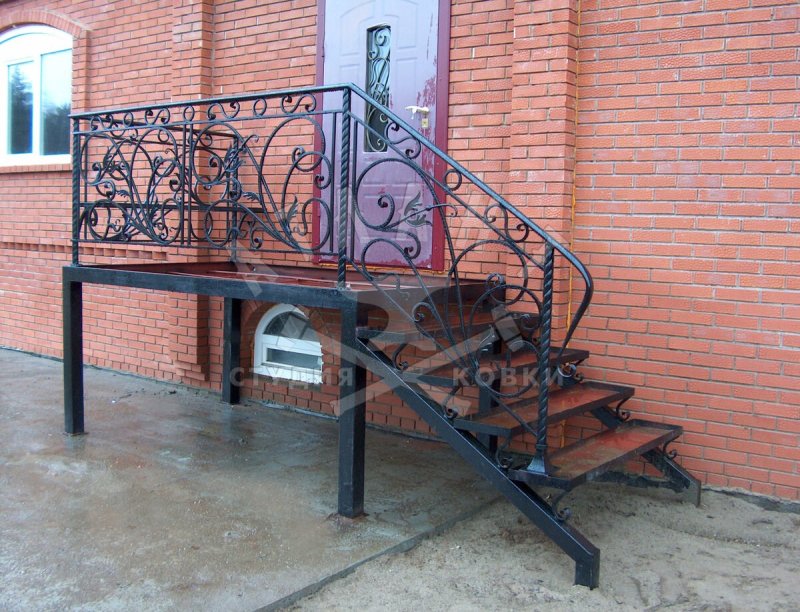 Наружная металлическая лестница