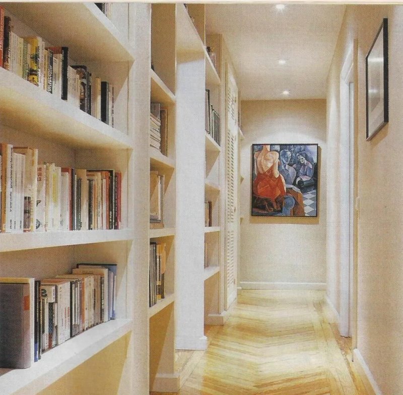 Книжный стеллаж в коридоре