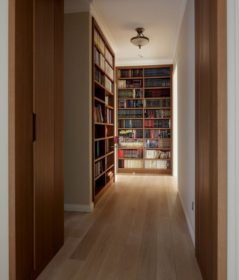 Книжный стеллаж в коридоре