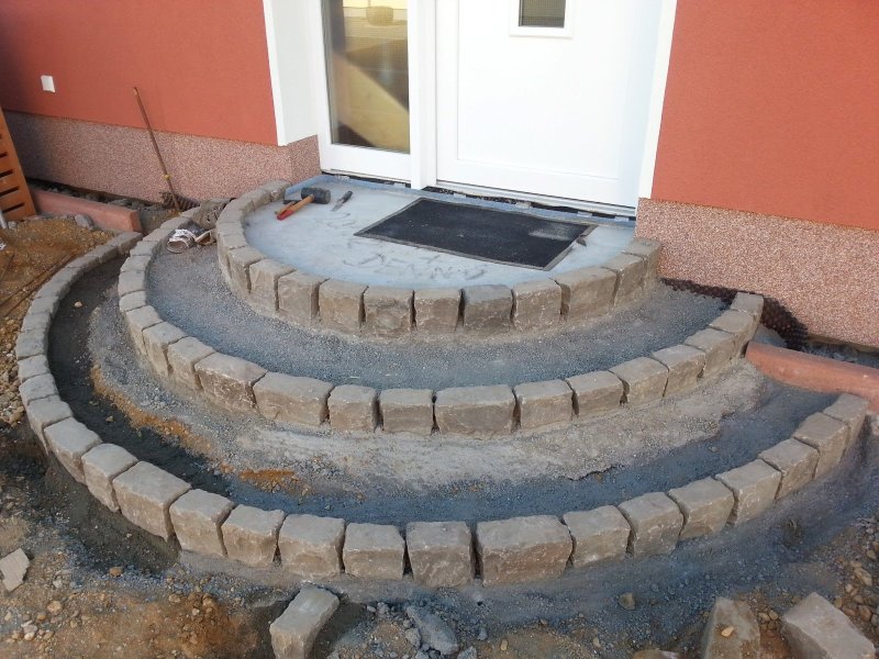 Полукруглые ступени для крыльца из бетона