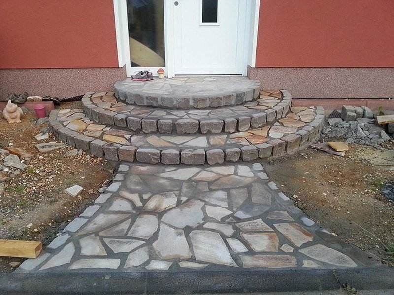 Полукруглое крыльцо для частного дома из бетона