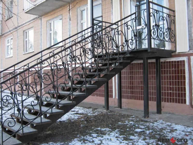 Наружная металлическая лестница